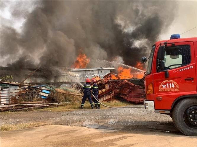 Khống chế đám cháy lớn ở xưởng sản xuất nệm tại Bình Dương